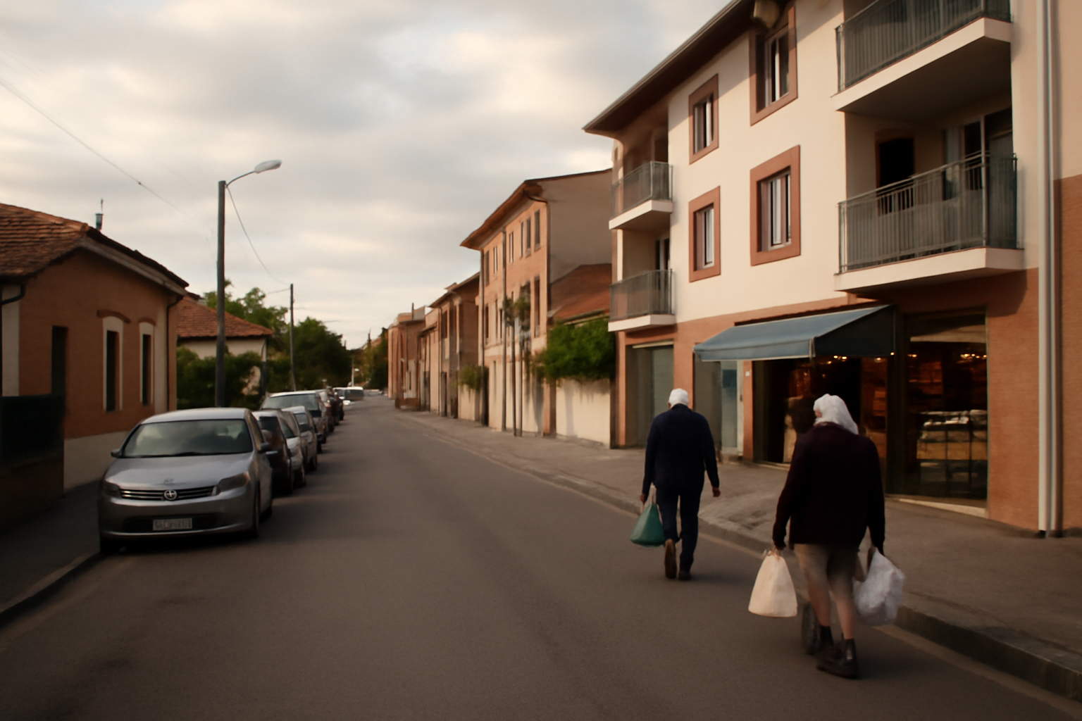 Croix Daurade Toulouse : rue résidentielle au nord de Toulouse, voitures et commerces de proximité